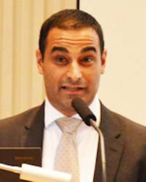 فُرَص توظيف الأدباء في البلاطات الإسلاميّة في القرن الرابع الهجريّ